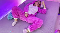 Pequeñita se quita su pijama